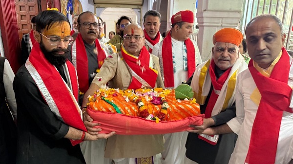 Shri Dhwaja ji arrives in Rajkot: राजभोग दर्शन में शोभायात्रा संग श्री ध्वजा जी पधारे राजकोट 3 shrinath ji pothi
