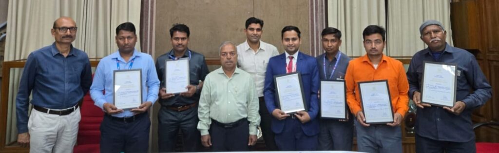 Excellent work in railway safety: राजकोट मंडल के 6 कर्मचारियों को डीआरएम ने किया सम्मानित 3 rjt award