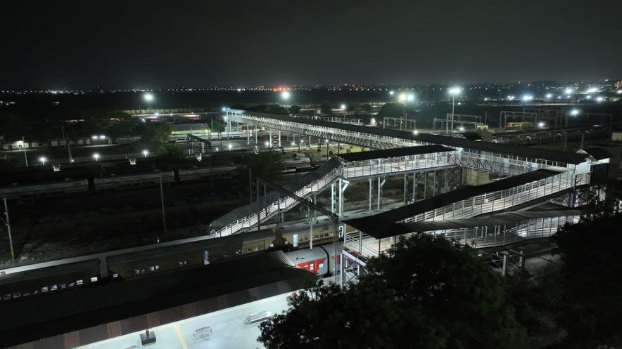 Hapa Railway Station: जामनगर के औद्योगिक गलियारे का आधुनिक प्रवेशद्वार 1 Hapa station night 2