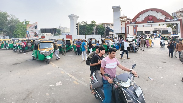 Vadodara railway station encroachment: वडोदरा रेलवे स्टेशन के प्रवेश/निकास से अतिक्रमण हटाने की हुई कार्यवाही 3 Vadodara railway station encroachment: वडोदरा रेलवे स्टेशन के प्रवेश/निकास से अतिक्रमण हटाने की हुई कार्यवाही