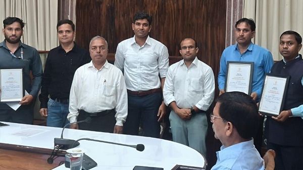 Excellent work in railway safety: राजकोट मंडल के 3 कर्मचारियों को डीआरएम ने किया सम्मानित 1 Excellent work in railway safety: राजकोट मंडल के 3 कर्मचारियों को डीआरएम ने किया सम्मानित