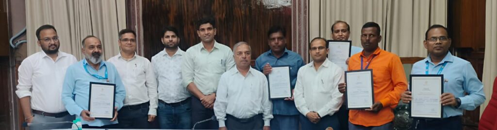Employees of Rajkot division honored: राजकोट मंडल के 5 कर्मचारियों को डीआरएम ने किया सम्मानित 3 Employees of Rajkot division honored