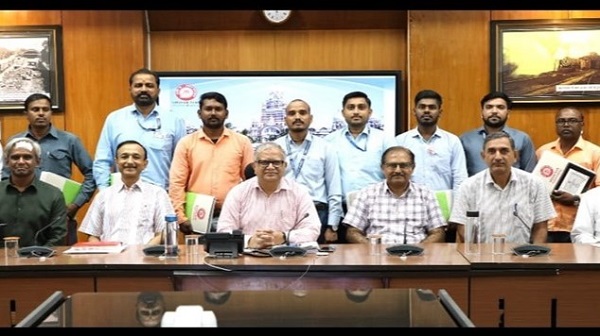 GM Safety Award: पश्चिम रेलवे के 10 कर्मचारियों को महाप्रबंधक संरक्षा पुरस्कार से किया गया सम्मानित 1 GM Safety Award: पश्चिम रेलवे के 10 कर्मचारियों को महाप्रबंधक संरक्षा पुरस्कार से किया गया सम्मानित