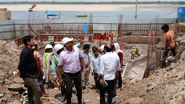 Development work in Varanasi: मंडलायुक्त द्वारा घाटों के जीर्णोद्धार एवं विकास कार्यों का स्थलीय निरीक्षण 1 Devlopment work in Varanasi