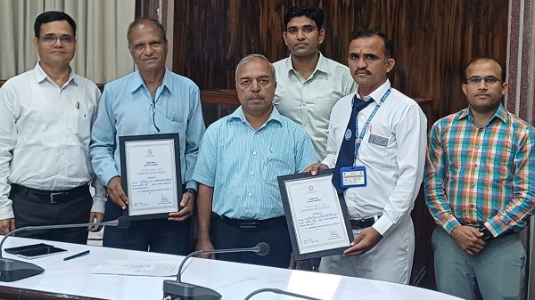 Employees Honored: राजकोट मंडल के 2 कर्मचारियों को डीआरएम ने किया सम्मानित 1 rjt employees