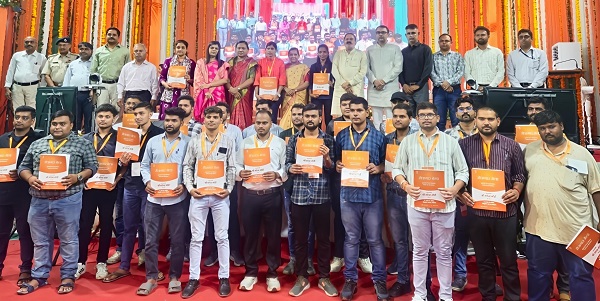 Prime Minister's Employment Fair: राजकोट रेल मंडल में 99 अभ्यर्थियों को प्रदान किए गए नियुक्ति पत्र 3 RJT emplyees latter
