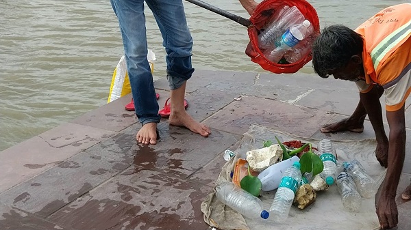 Cleaning of Ganga: अंतर्राष्ट्रीय प्लास्टिक बैग मुक्ति दिवस पर प्लास्टिक हटाओ जीवन बचाओ का दिया संदेश 1 ganga clean