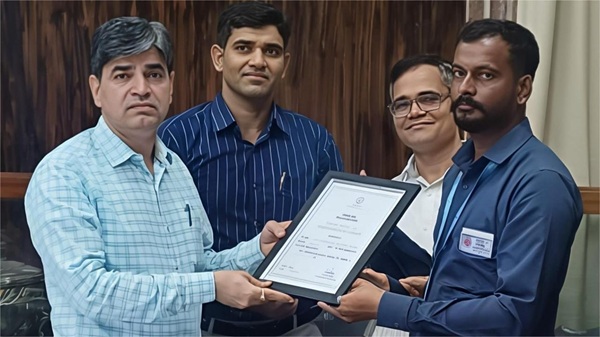 DRM honored the Pointsman: रेल संरक्षा में उत्कृष्ट कार्य के लिए डीआरएम ने पॉइंट्समैन को किया सम्मानित 1 DRM honored the Pointsman: रेल संरक्षा में उत्कृष्ट कार्य के लिए डीआरएम ने पॉइंट्समैन को किया सम्मानित