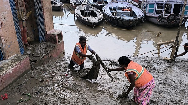 Cleanliness drive of VMC: वाराणसी में बाढ़ का पानी हुआ कम; नगर निगम का सफाई राहत अभियान तेज 1 VMC