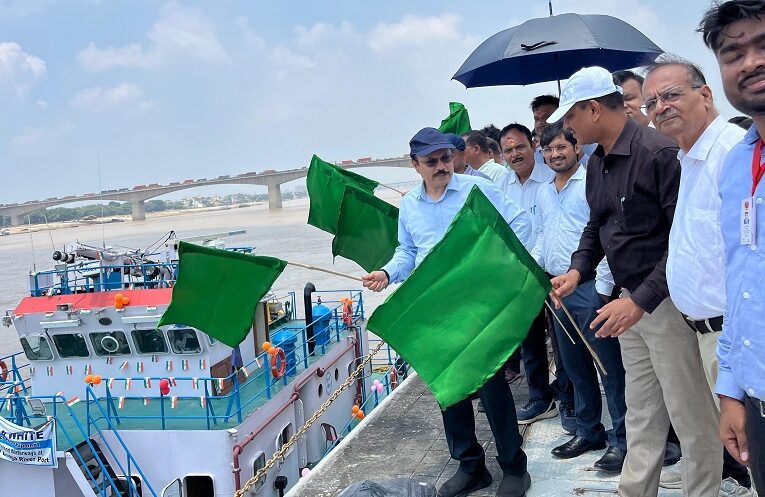 Cargo vessel flagged off: रामनगर से मालवाहक जलयान को हरी झण्डी दिखाकर किया गया रवाना