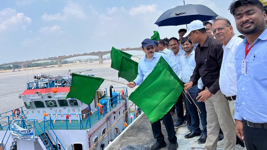 Cargo vessel flagged off: रामनगर से मालवाहक जलयान को हरी झण्डी दिखाकर किया गया रवाना 1 Varanasi cargoship