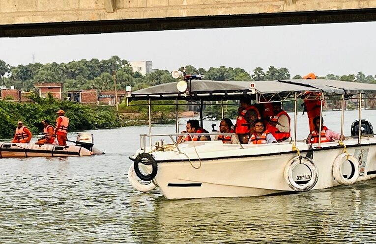 Ganga in Varanasi: वाराणसी में गंगा खतरे के निशान से नीचे की ओर