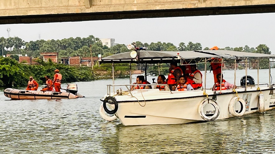 Ganga in Varanasi: वाराणसी में गंगा खतरे के निशान से नीचे की ओर 1 varanasi ganga boat