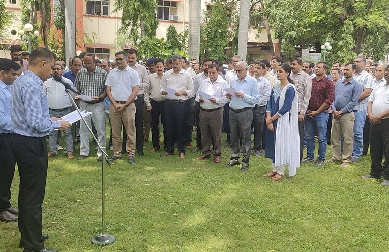 VDR Cleanliness Campaign: वडोदरा मंडल पर 'स्वतंत्रता दिवस समारोह-2025' के अंतर्गत स्वच्छता अभियान का शुभारंभ 1 VDR Cleanliness Campaign: वडोदरा मंडल पर ‘स्वतंत्रता दिवस समारोह-2025’ के अंतर्गत स्वच्छता अभियान का शुभारंभ