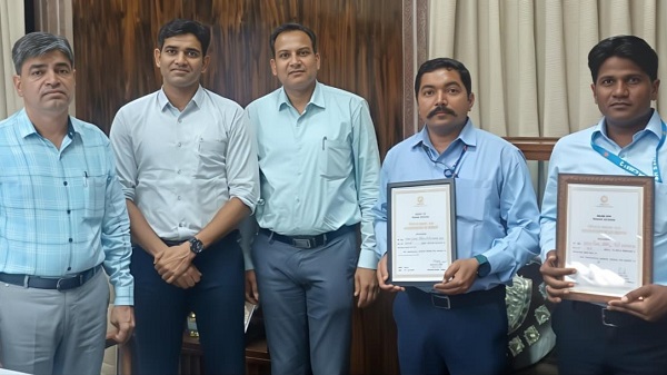 2 employees honored by DRM: राजकोट मंडल के 2 कर्मचारियों को डीआरएम ने किया सम्मानित 1 2 employees honored by DRM: राजकोट मंडल के 2 कर्मचारियों को डीआरएम ने किया सम्मानित