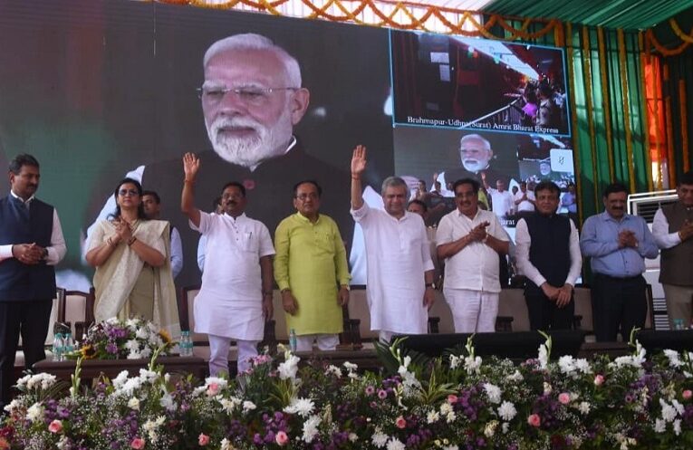 New Amrit Bharat Express: प्रधानमंत्री ने ब्रह्मपुर–उधना के बीच अमृत भारत एक्सप्रेस को हरी झंडी दिखाई 1 New Amrit Bharat Express: प्रधानमंत्री ने ब्रह्मपुर–उधना के बीच अमृत भारत एक्सप्रेस को हरी झंडी दिखाई