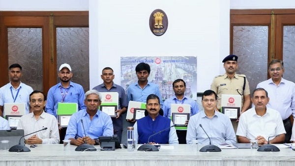 General Manager Safety Award: पश्चिम रेलवे के 6 कर्मचारियों को महाप्रबंधक संरक्षा पुरस्कार से सम्मानित किया गया 2 General Manager Safety Award: पश्चिम रेलवे के 6 कर्मचारियों को महाप्रबंधक संरक्षा पुरस्कार से सम्मानित किया गया