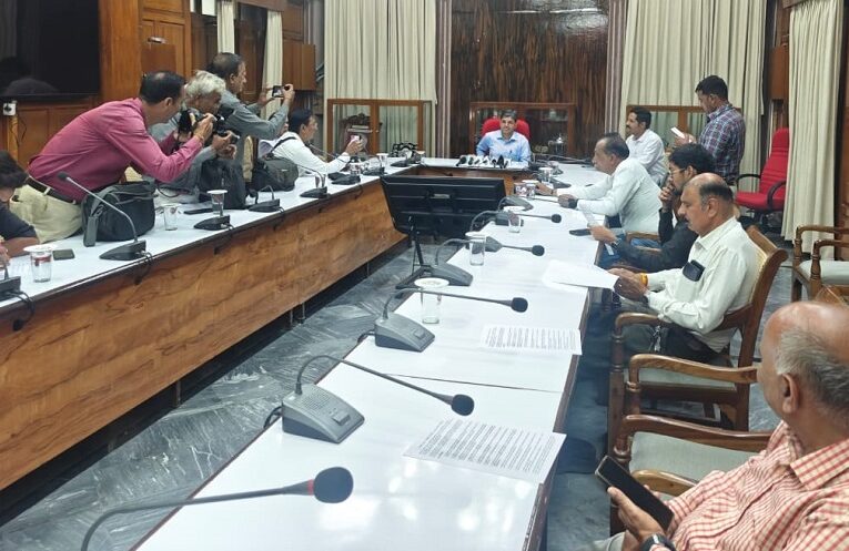 Rajkot Rail Mandal: राजकोट रेल मंडल में 'स्वच्छता पखवाड़ा – 2025' सफलतापूर्वक संपन्न 1 Rajkot Rail Mandal: राजकोट रेल मंडल में ‘स्वच्छता पखवाड़ा – 2025’ सफलतापूर्वक संपन्न