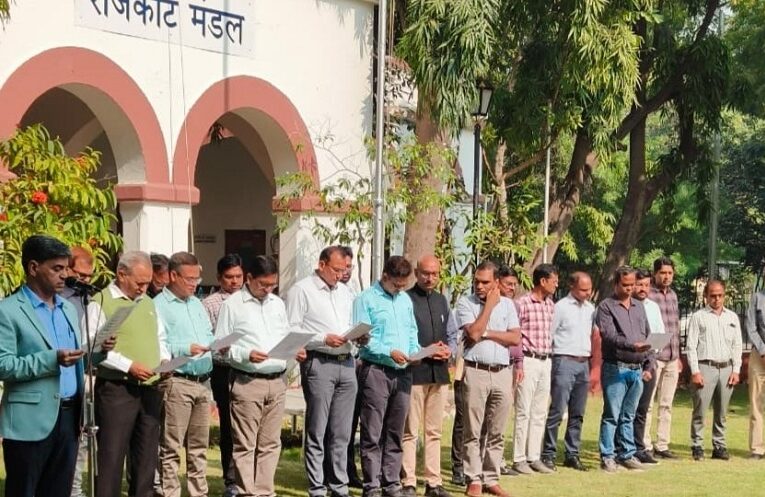 76th Constitution Day: 76वें संविधान दिवस पर राजकोट मंडल में उद्देशिका का सामूहिक पठन