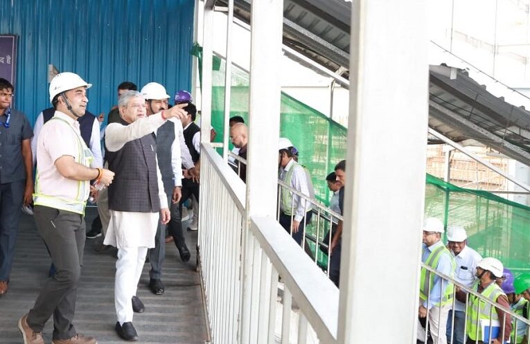 Railway Minister visits Ahmedabad station: रेलमंत्री ने अहमदाबाद स्टेशन का दौरा किया