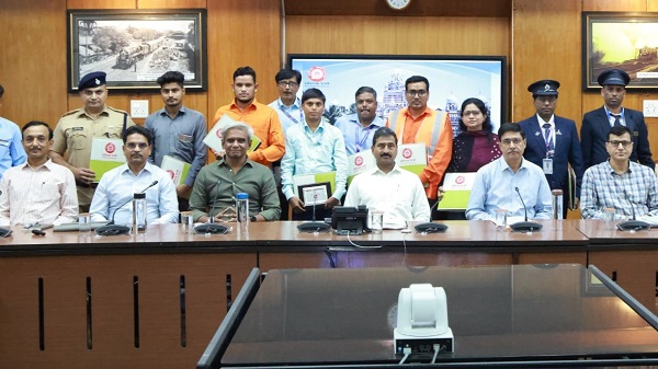 GM Safety Award: राजकोट मंडल के कर्मचारी को पश्चिम रेलवे के महाप्रबंधक ने किया सम्मानित