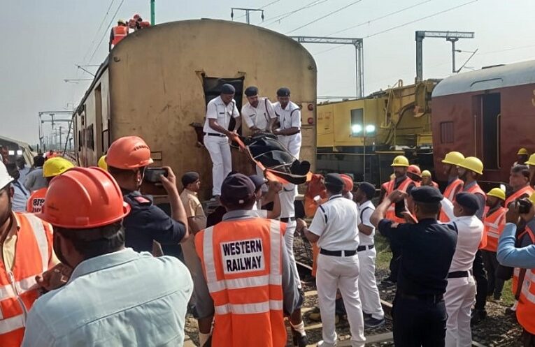 RJT Mock Drill: राजकोट रेल मंडल ने सुरेंद्रनगर में हाई-इंटेंसिटी मॉक ड्रिल कर परखी आपदा तैयारी 35 rjt railways mock drill