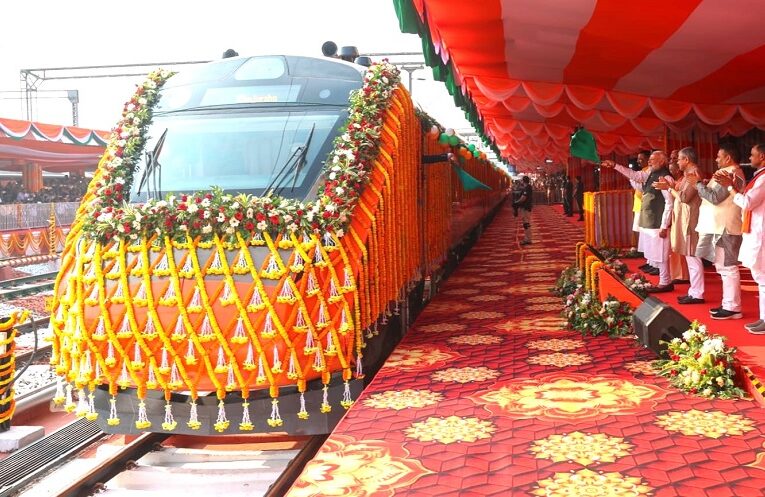 New Vande Bharat: प्रधानमंत्री ने वाराणसी से 4 नई वन्दे भारत ट्रेनों को दिखाई हरी झंडी