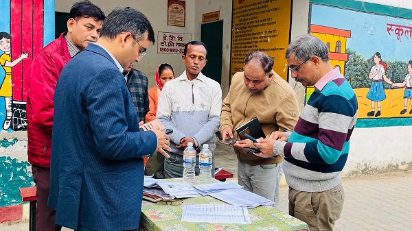 DM Varanasi: वाराणसी के डी एम ने एस आई आर कार्यों का किया औचक निरीक्षण 1 DM Varanasi