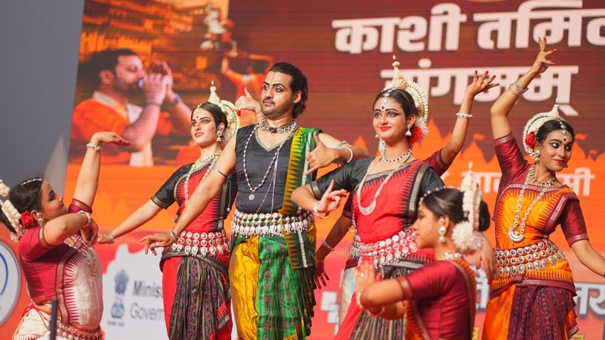 South Indian dance artists: नमो घाट स्थित मुक्ताकाशी प्रांगण में दक्षिण भारतीय कलाकारों की नृत्य देख भाव-विभोर हुए पर्यटक 1 South Indian dance artists