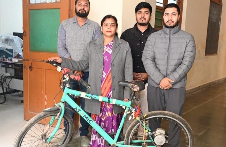 IIT BHU E-Bike: आई आई टी बी एच यू के नवोन्मेशी ई बाइक को मिला राष्ट्रीय पेटेंट