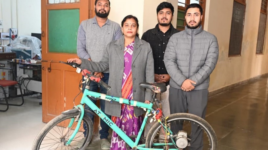 IIT BHU E-Bike: आई आई टी बी एच यू के नवोन्मेशी ई बाइक को मिला राष्ट्रीय पेटेंट 1 e bycyle