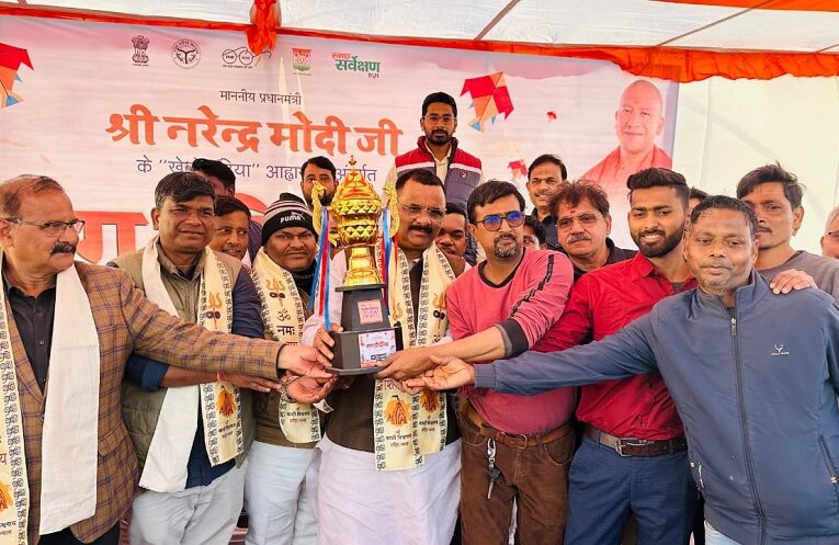 kite competition: काशी मे गंगा की रेती पर पतंग प्रतियोगिता सम्पन्न