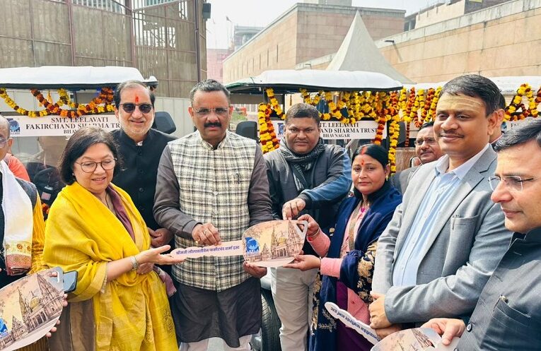 Baba Vishwanath Darshan: बाबा विश्वनाथ के दर्शनर्थियों हेतु गुजरात की संस्था ने भेंट किये 5 गोल्फ कार्ट