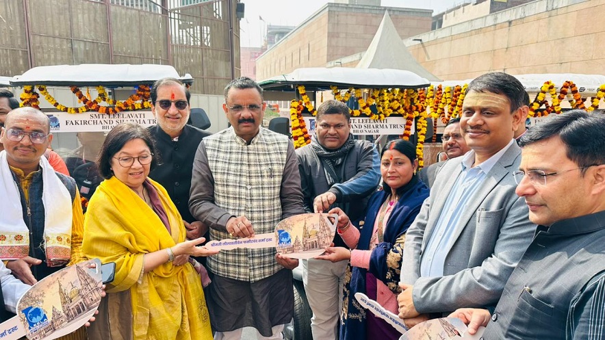 Baba Vishwanath Darshan: बाबा विश्वनाथ के दर्शनर्थियों हेतु गुजरात की संस्था ने भेंट किये 5 गोल्फ कार्ट 1 varanasi