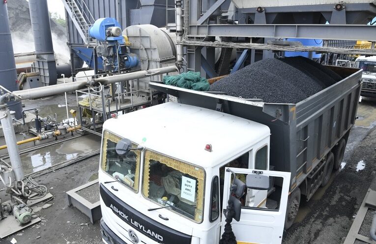 AMC Hotmix Plant: मानसून से पहले AMC का हॉटमिक्स प्लांट पूरी तरह तैयार