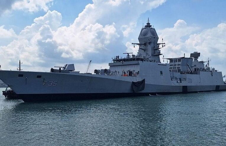 Indian Navy Singapore Visit: भारतीय नौसेना के जहाज सिंगापुर पहुंचे