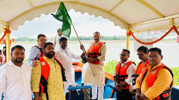 Namo Ghat: गंगा में उतरीं इलेक्ट्रिक नौकाएं, काशी ने बढ़ाया ग्रीन मोबिलिटी की ओर कदम 1 Namo Ghat