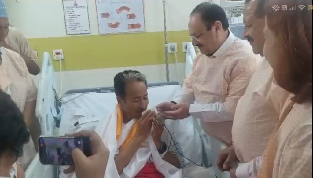 Sonam Wangchuk: सोनम वांगचुक ने ख़त्म किया अनशन परन्तु छात्रों का आंदोलन जारी 2 sonam vanchuk strike close