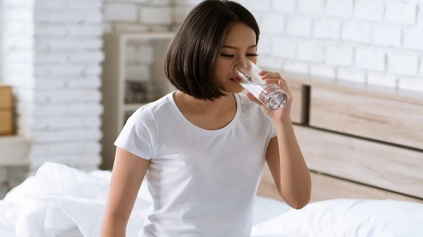 Drinking Water in Morning: सुबह बासी मुंह पानी पीने के फायदे जानें, कितने गिलास पीना है सही? 1 water drink in morning